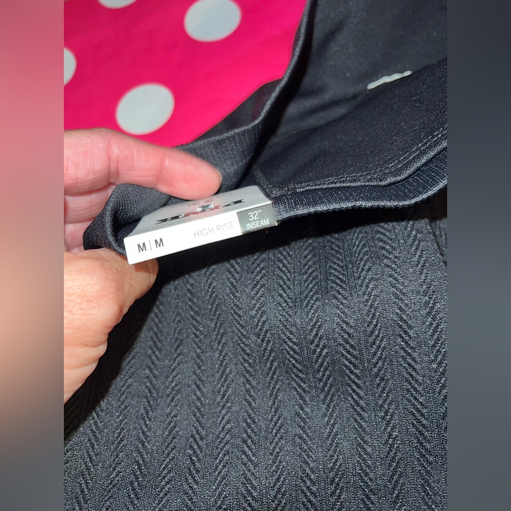 NWT VS PINK Size MEDIUM Black Seamless Cable Knit Flare Legging. - Picture 9 of 10